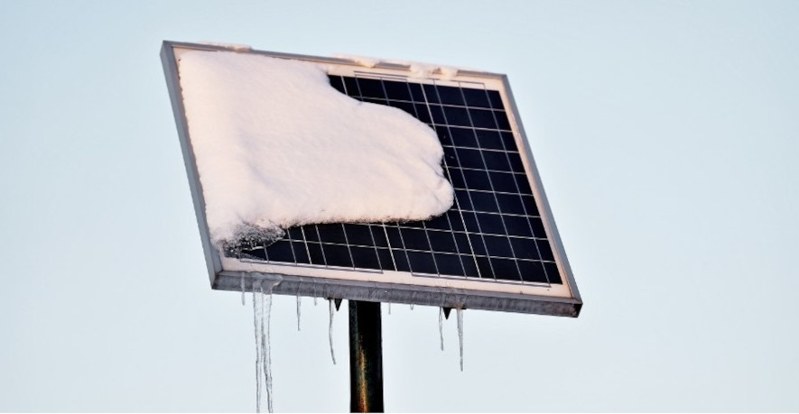 Solpanel delvis täckt med snö